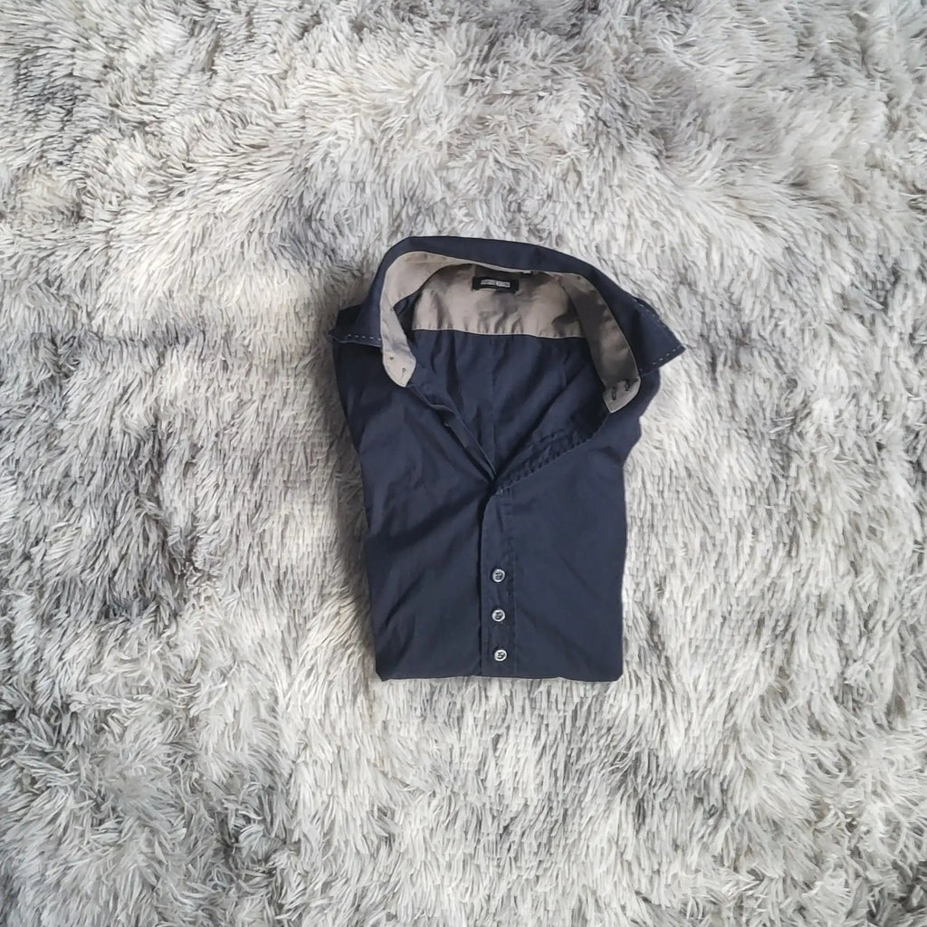 Chemise bleu marine Zara Man, taille M, sur tapis gris. Fripes Sélect