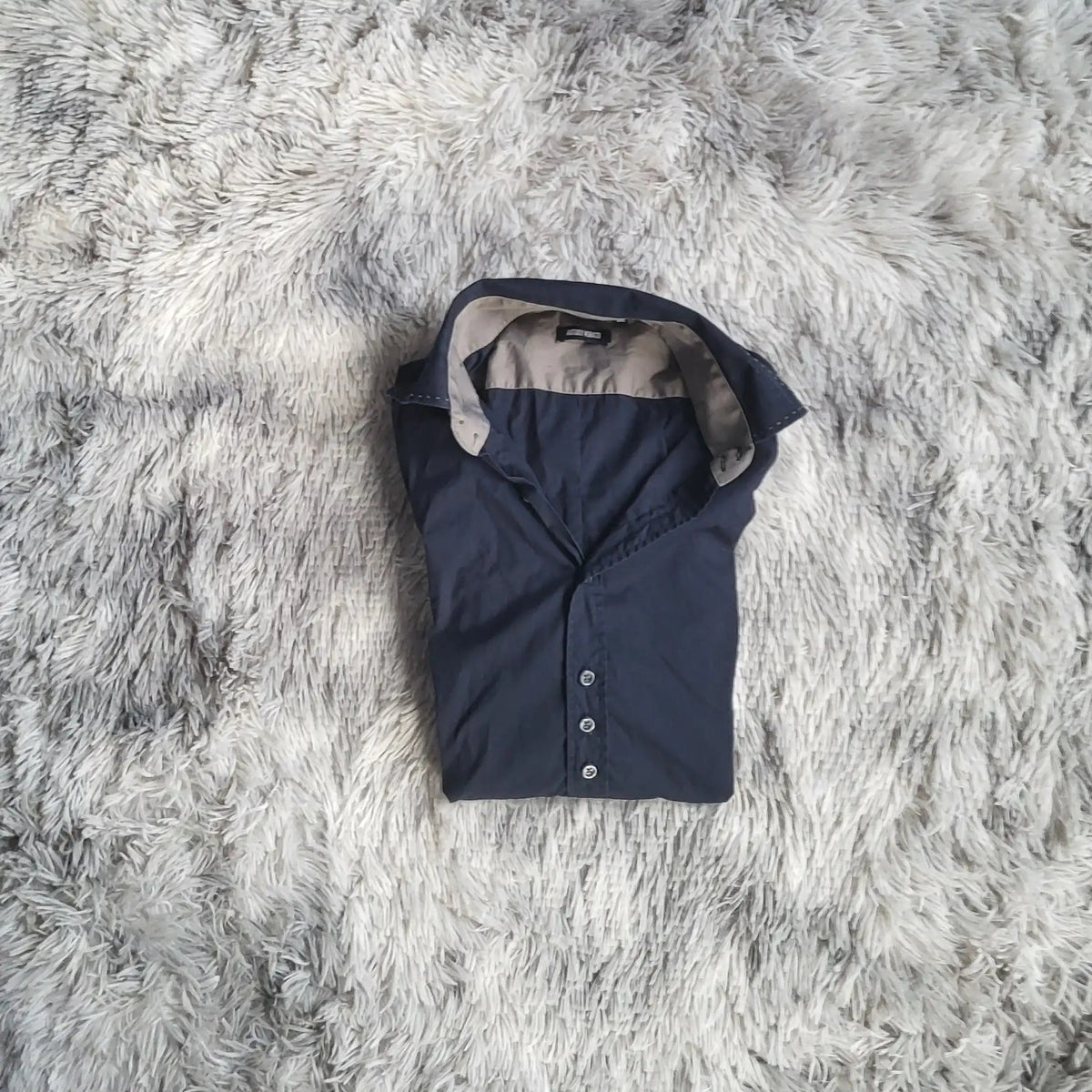 Chemise bleu marine Zara Man, taille M, sur tapis gris. Fripes Sélect