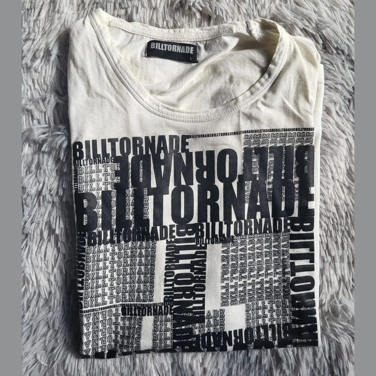 T-shirt Billtornade blanc imprimé noir, taille non visible. Fripes Sélect