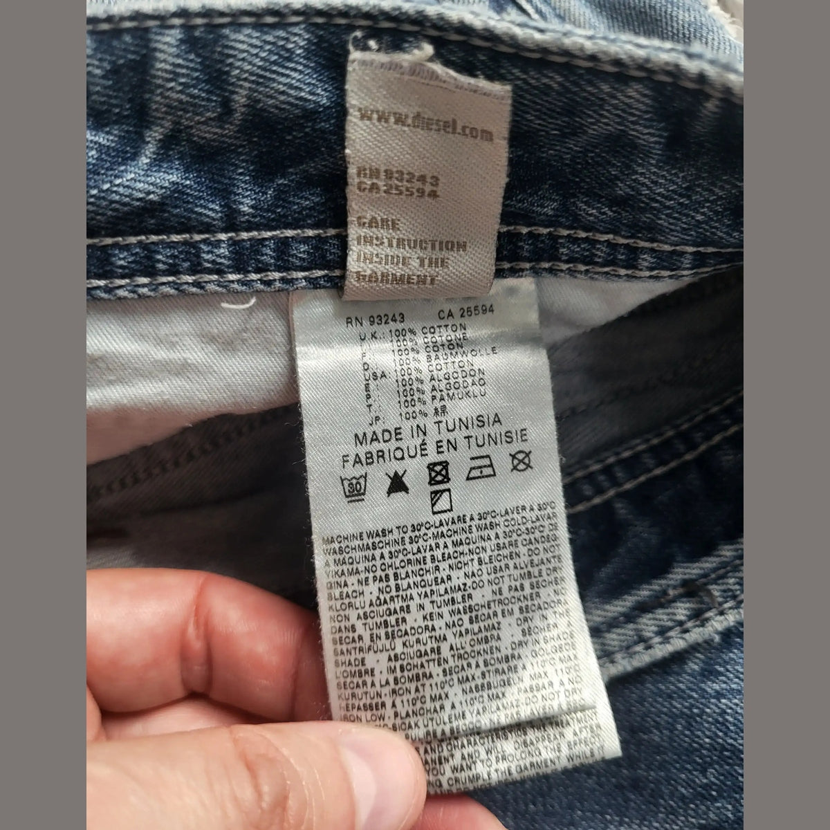 Jean bleu Diesel, taille non visible, étiquette composition coton. Fripes Sélect