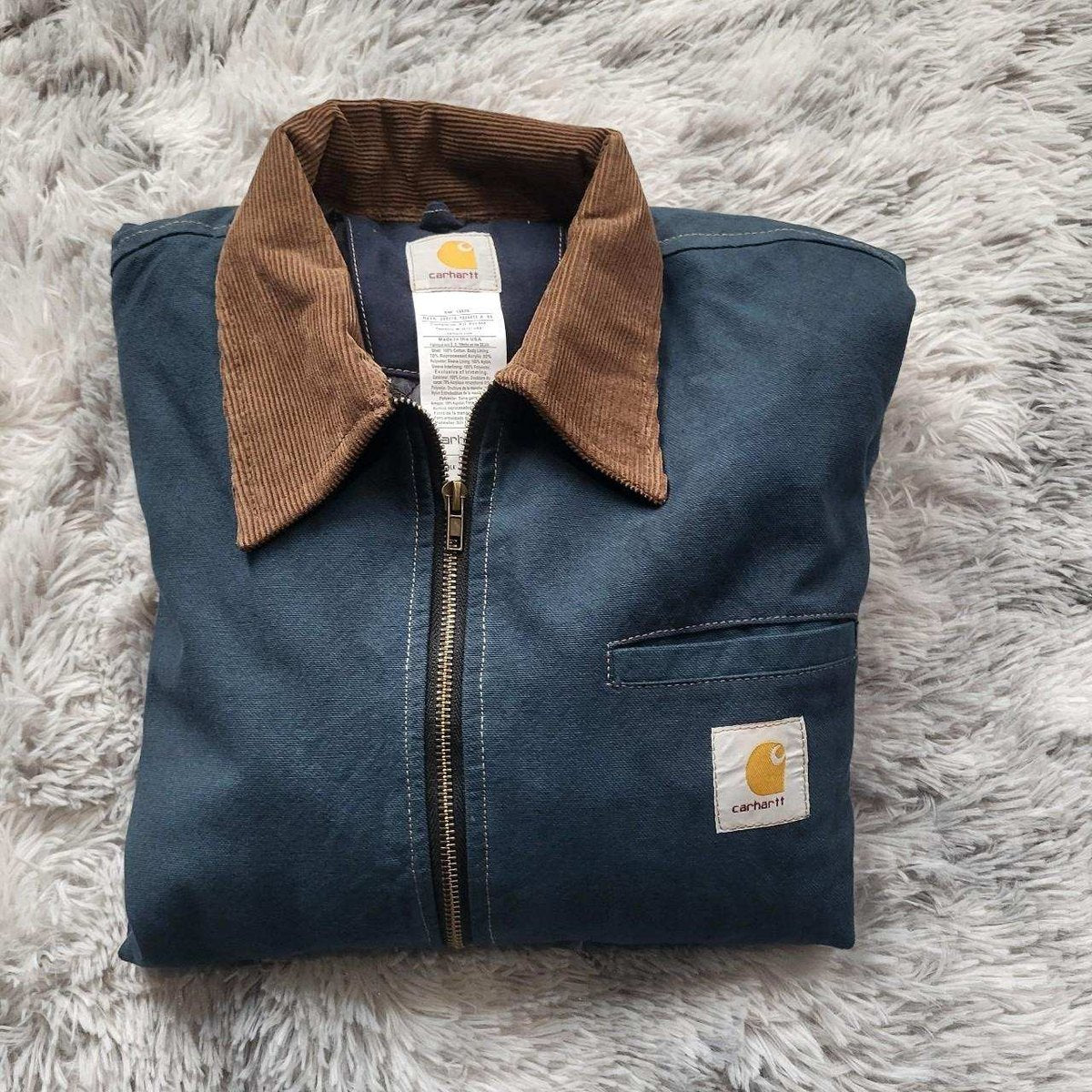 Veste Carhartt bleue à col marron, taille XL, logo visible. Fripes Sélect